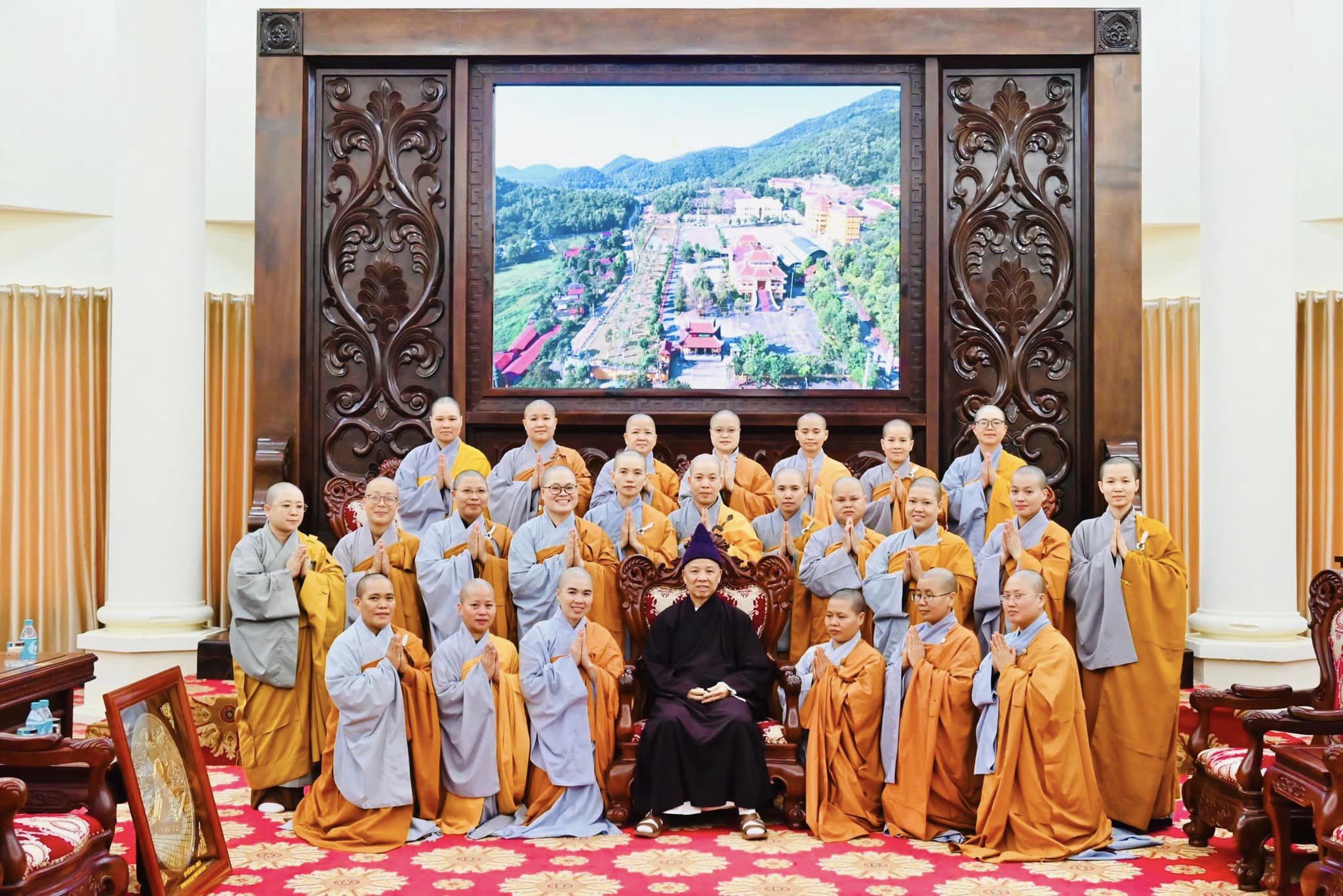 Học viện PGVN tại Hà Nội: Cựu Ni sinh lớp 1 hệ Cử nhân Phật học khoá VI (2010-2014) về đỉnh lễ, vấn an Hoà thượng Viện trưởng Thích Thanh Quyết nhân dịp kỷ niệm 10 năm ngày ra trường