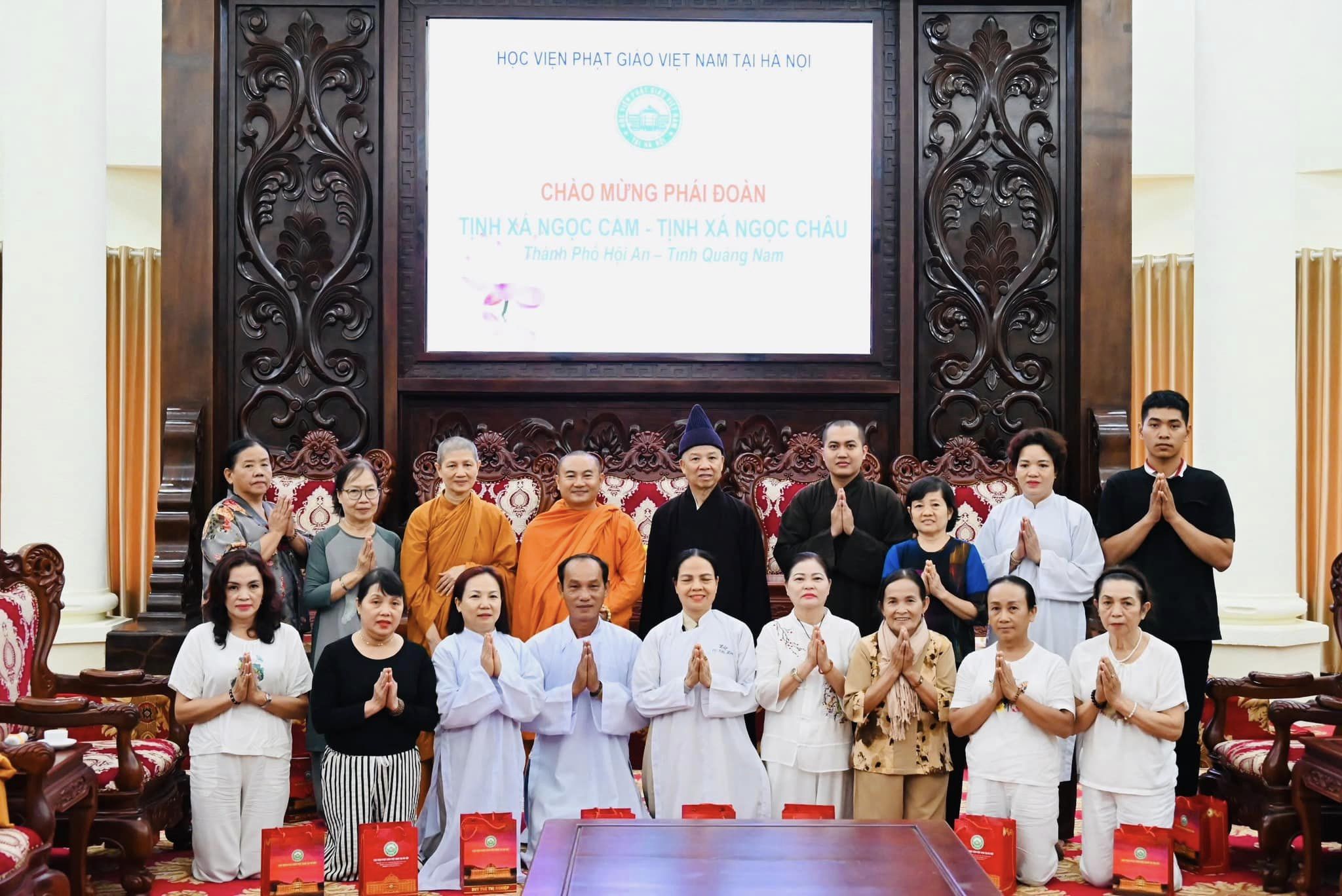 Học viện PGVN tại Hà Nội: Đại diện Ban trị sự GHPGVN Tp Hội An, Tịnh xá Ngọc Cẩm cùng Phật tử thăm Học viện và vấn an Hoà thượng Viện trưởng Thích Thanh Quyết