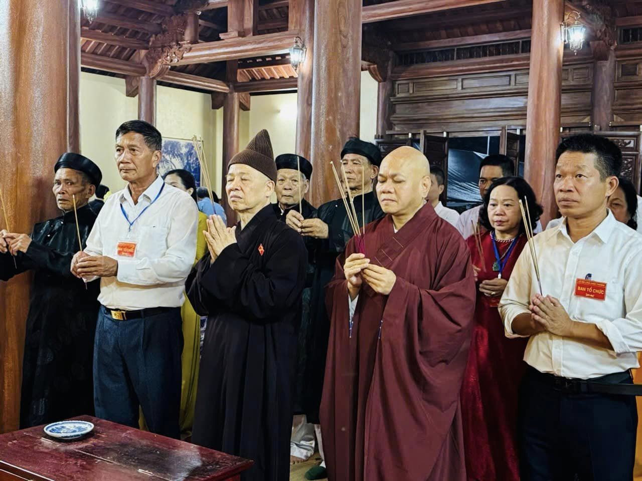 Hoà thượng Thích Thanh Quyết dâng hương khánh thành Đình làng Dược Thượng – Sóc Sơn.