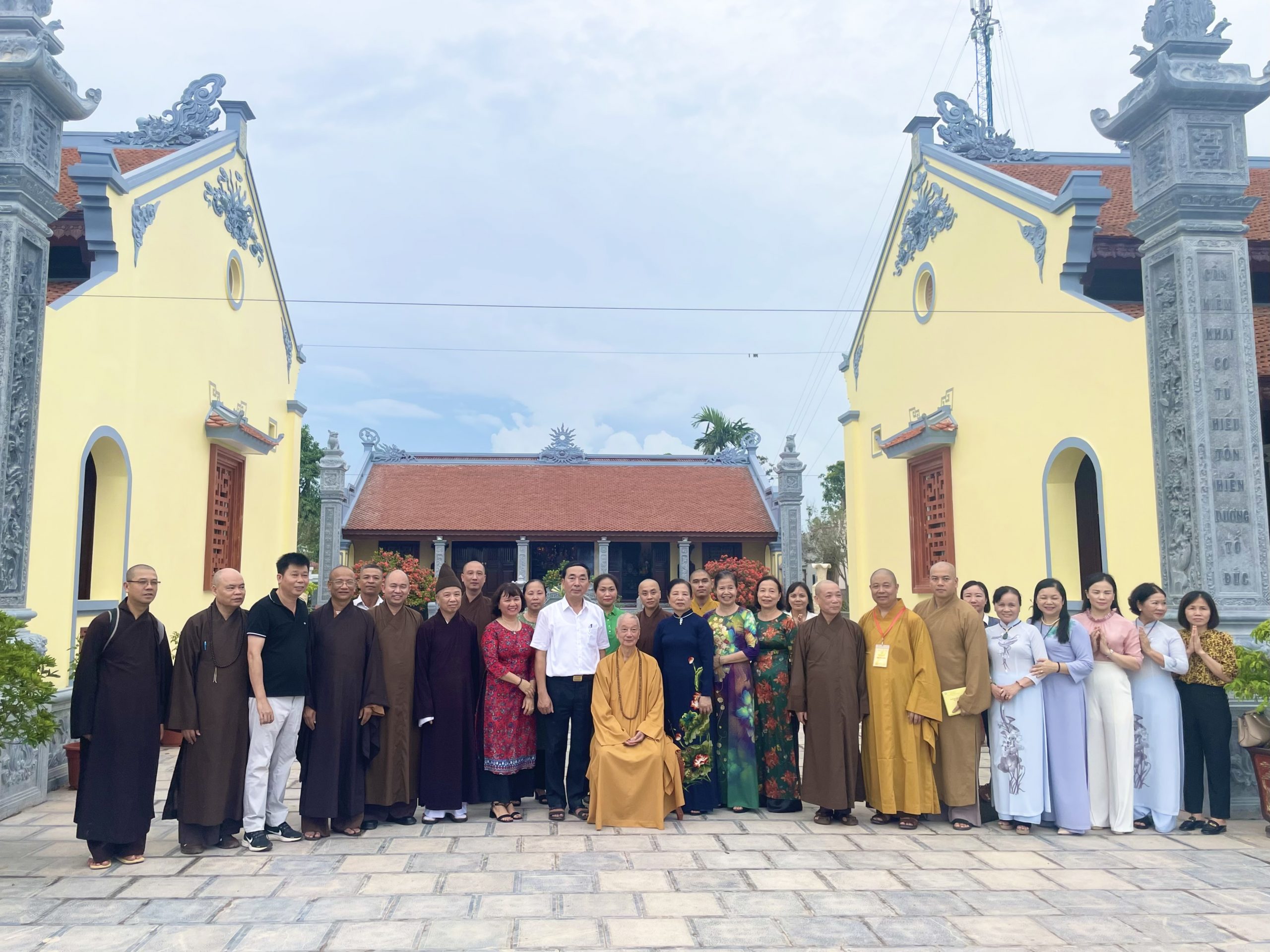 Đại lão HT. Thích Trí Quảng đến thắp hương mộ Nguyên cố Chủ Tịch nước Trần Đại Quang