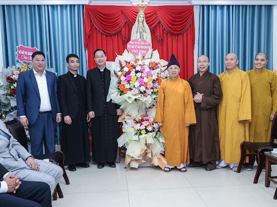 Quảng Ninh: HOÀ THƯỢNG THÍCH THANH QUYẾT CHÚC MỪNG GIÁO XỨ HÒN GAI NHÂN DỊP LỄ NOEL 2024