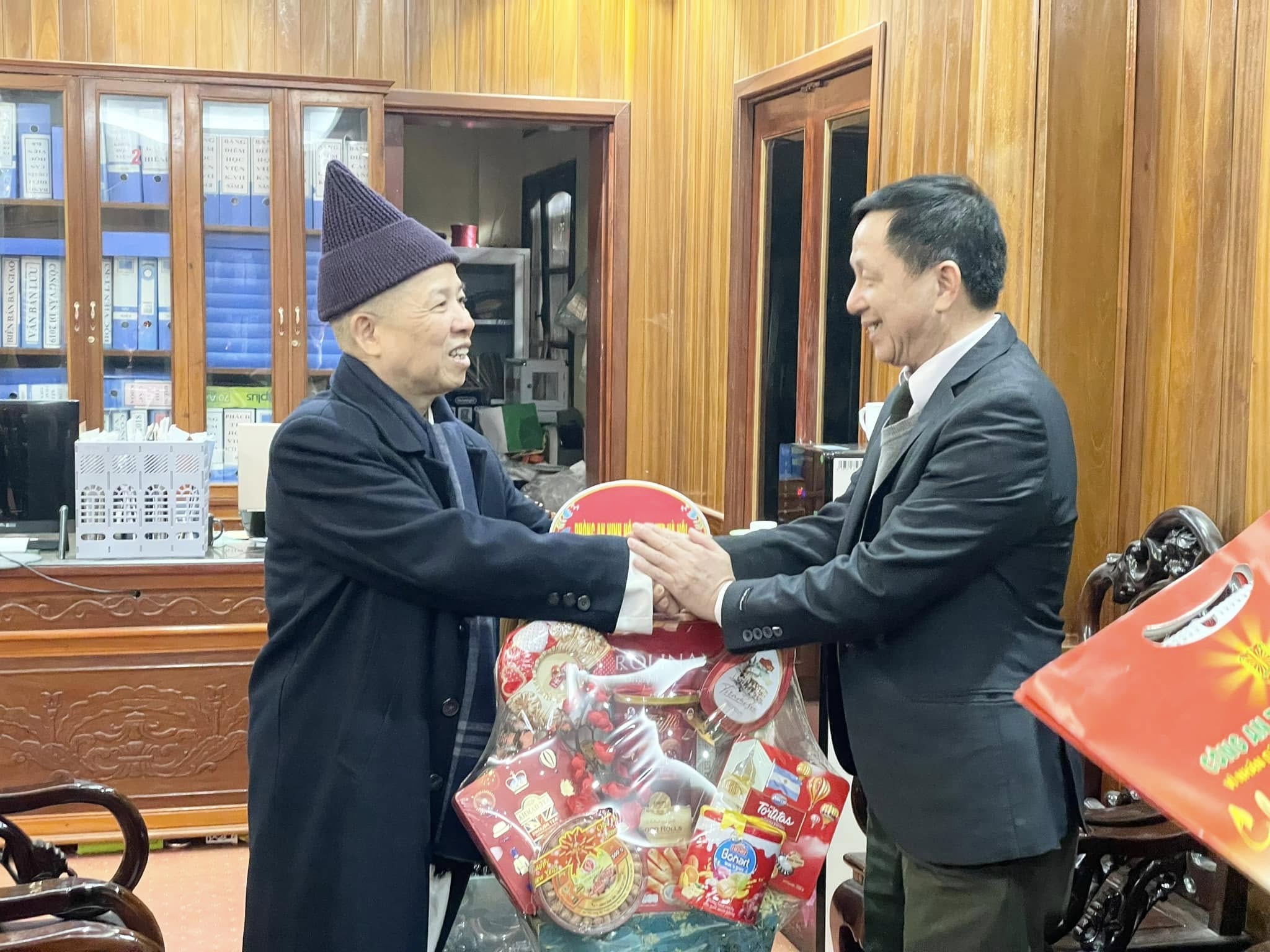 Phòng An ninh nội địa – Công An TP Hà Nội thăm và chúc Tết Hòa thượng Viện trưởng Thích Thanh Quyết