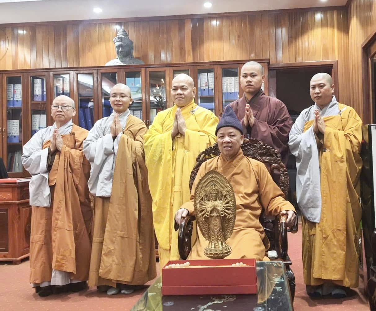 Chư Tôn đức Tăng Ni chùa Dược Thượng, Thị trấn Sóc Sơn kính lễ khánh tuế Hoà thượng Viện trưởng Thích Thanh Quyết nhân dịp năm mới xuân Ất Tỵ 2025
