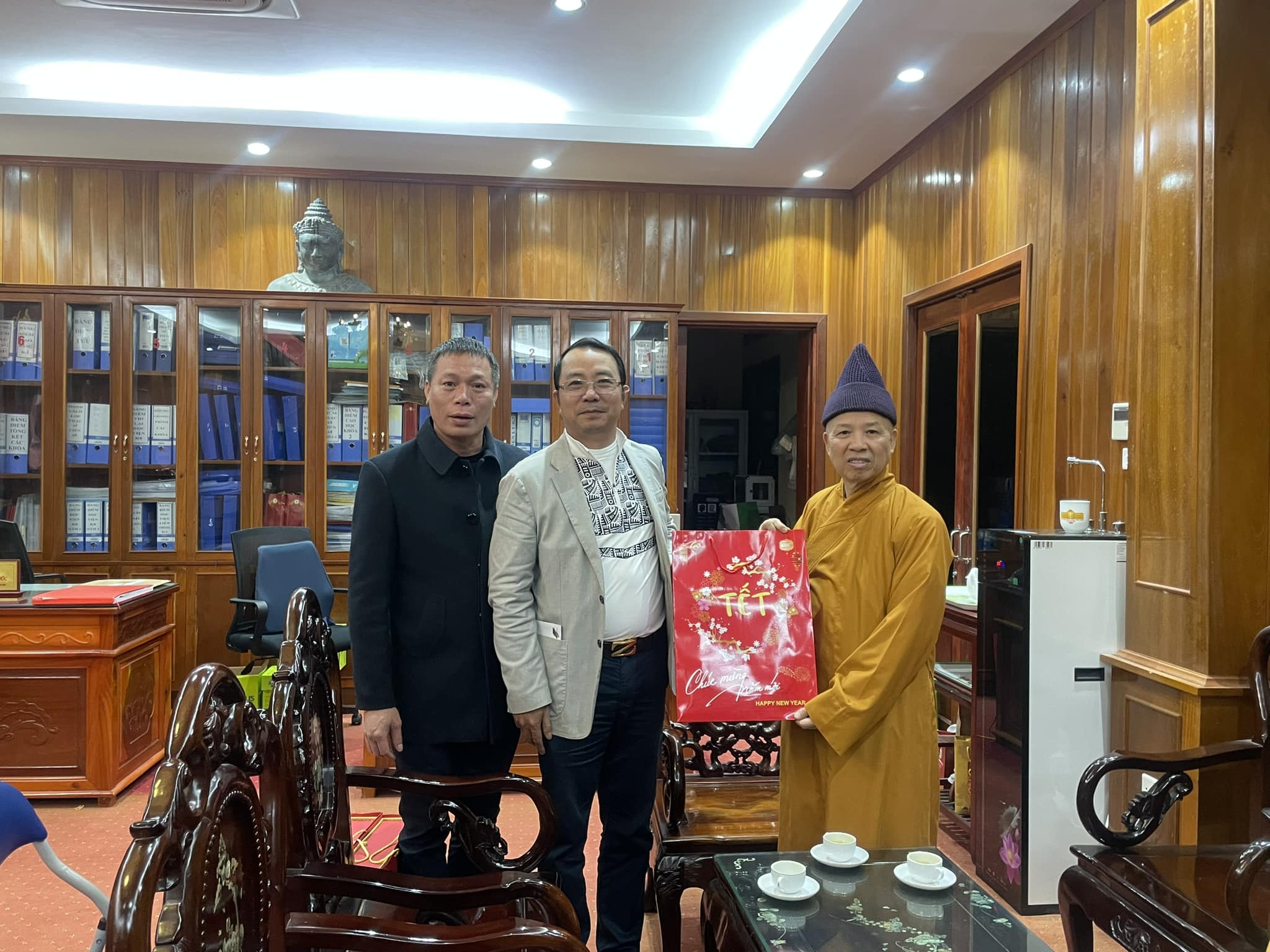 Ban Quản lý Khu di tích Đền Sóc tới thăm và chúc tết Hoà thượng Viện trưởng.