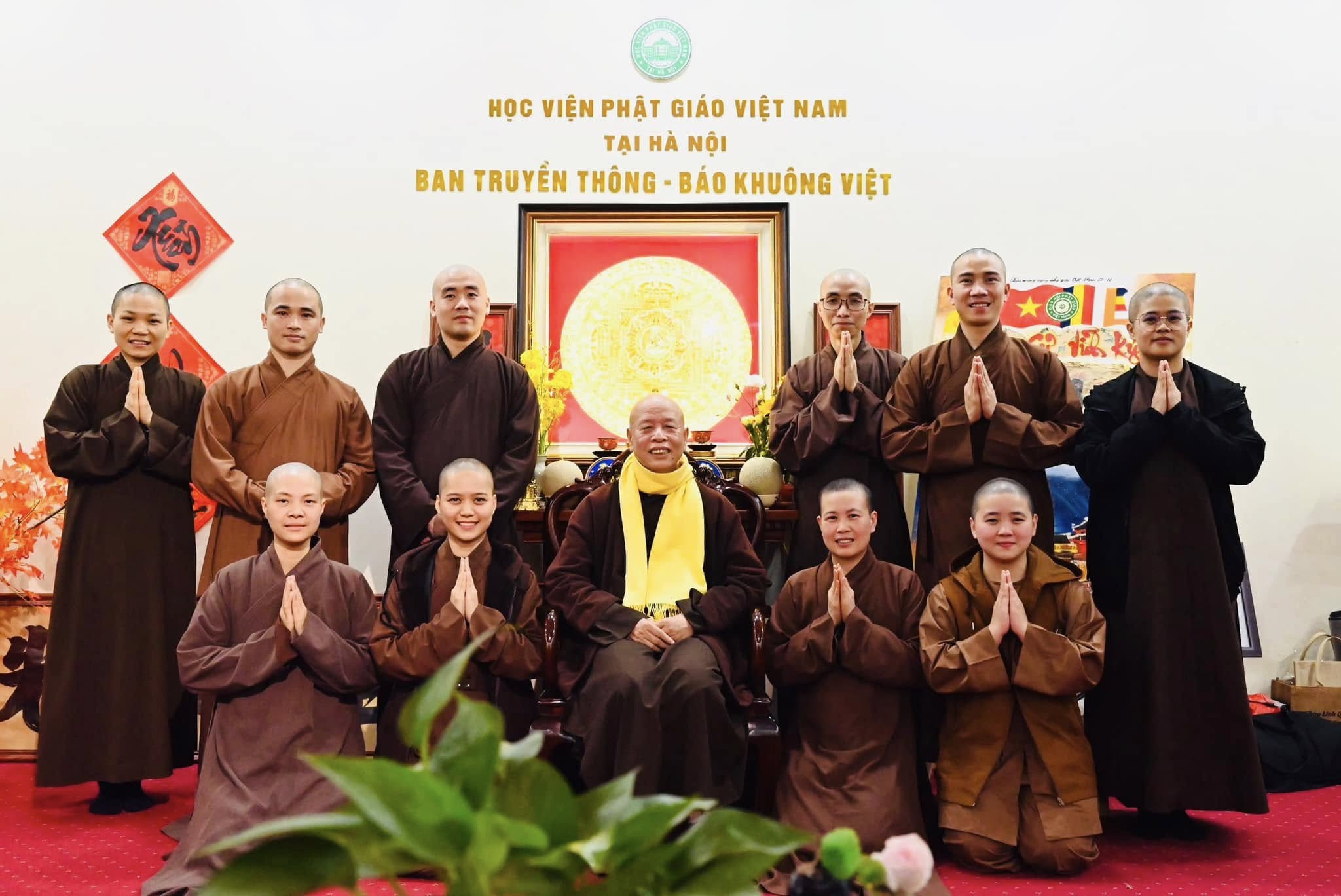 Hoà thượng Thích Thái Hòa thăm và khuyến tấn quý thầy phụ trách Thư viện và truyền thông Học viện PGVN Hà Nội.