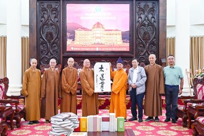 Phái đoàn chư Tôn đức đại diện Phật Quang Sơn – Đài Loan ( Trung Quốc) sang thăm Học viện Phật giáo Việt Nam tại Hà Nội.