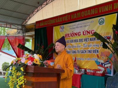 Bắc Kạn: Hoà thượng Thích Thanh Quyết trao tặng sách cho trường Tiểu học Cao Kỳ