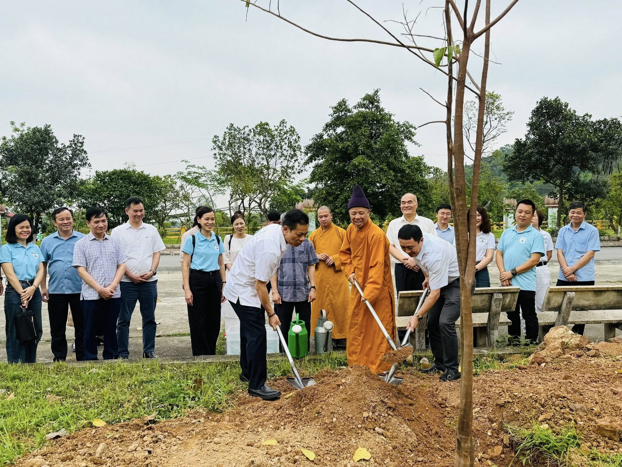 Đoàn lãnh đạo Viện châm cứu Trung ương thăm và trồng cây lưu niệm tại Học viện PGVN Hà Nội.