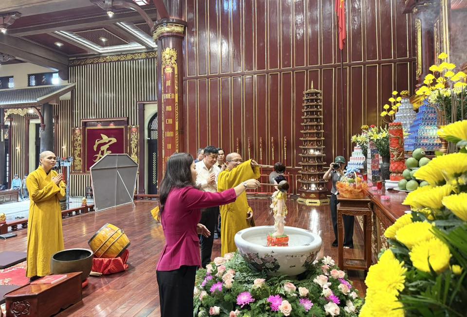 Quảng Ninh: Đoàn lãnh đạo Tỉnh uỷ về Yên Tử dâng hương lễ Phật nhân mùa Phật đản 2025.