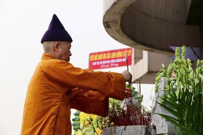 Ban Trị sự Phật giáo tỉnh Quảng Ninh thắp hương tri ân các anh hùng liệt sĩ nhân kỷ niệm 50 năm Thống nhất đất nước