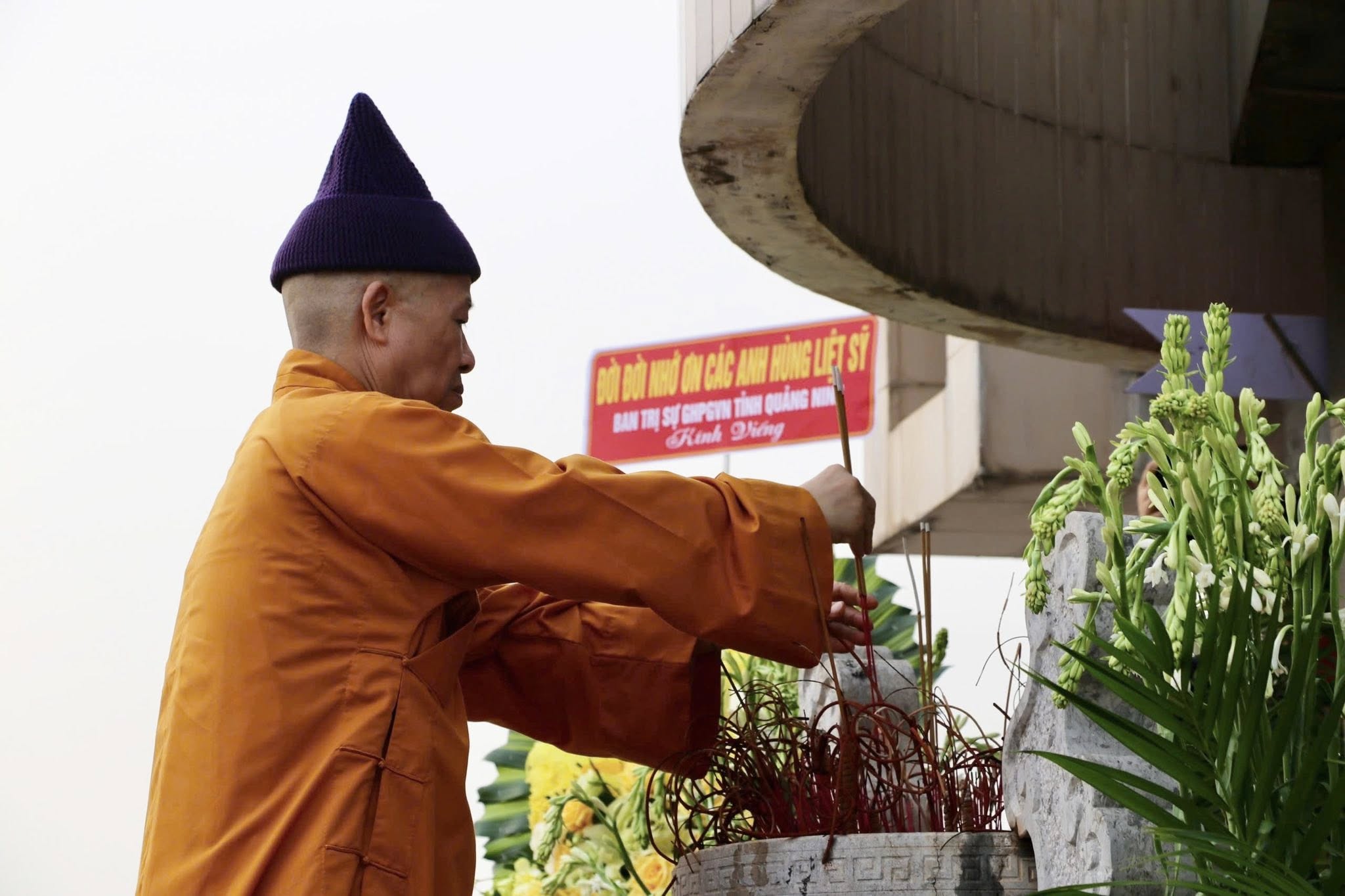 Ban Trị sự Phật giáo tỉnh Quảng Ninh thắp hương tri ân các anh hùng liệt sĩ nhân kỷ niệm 50 năm Thống nhất đất nước