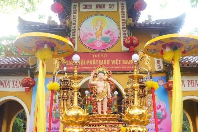 Chư tôn đức Hội đồng Điều hành Học viện tham dự lễ Phật đản tại chùa Quán Sứ