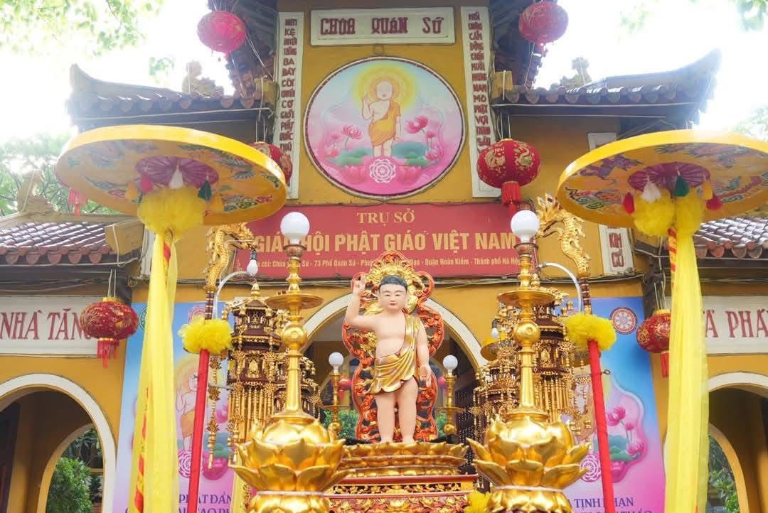 Chư tôn đức Hội đồng Điều hành Học viện tham dự lễ Phật đản tại chùa Quán Sứ