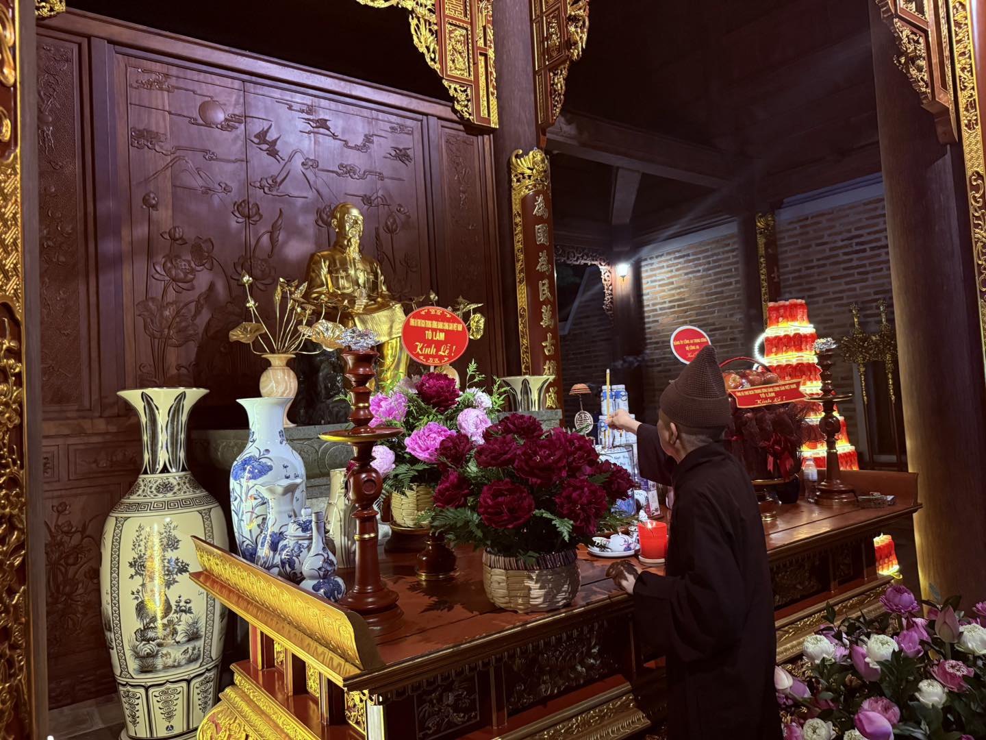 Hòa thượng Thích Thanh Quyết dâng hương tại Đền Chung Sơn – Biểu tượng tâm linh hướng về Chủ tịch Hồ Chí Minh