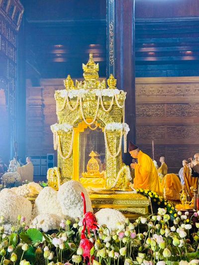 Hà Nam: Lãnh đạo Ban trị sự GHPGVN tỉnh Hà Nam chiêm bái Xá lợi Đức Phật Thích Ca tại chùa Tam Chúc.