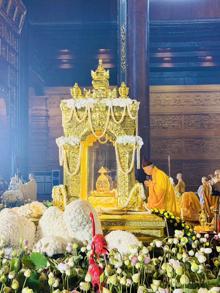 Hà Nam: Lãnh đạo Ban trị sự GHPGVN tỉnh Hà Nam chiêm bái Xá lợi Đức Phật Thích Ca tại chùa Tam Chúc.