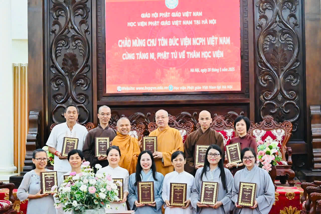 Học viện PGVN Hà Nội: Viện nghiên cứu Phật học Việt Nam cúng dường Bộ kinh Bản Duyên