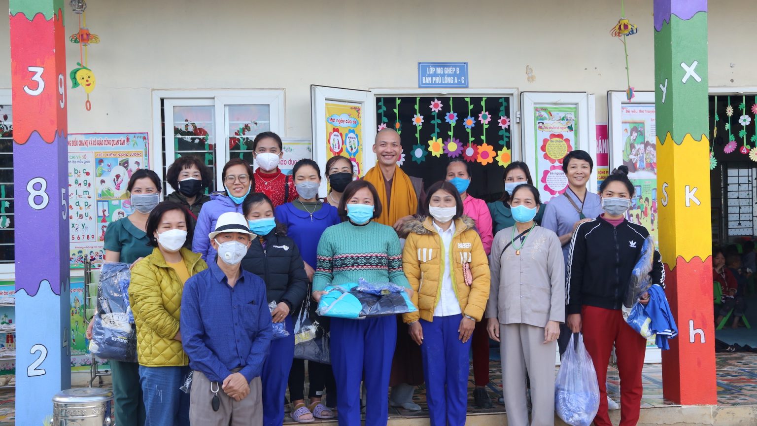 Điện Biên: Ban Trị sự GHPGVN tỉnh đã trao tặng 350 áo ấm cho trẻ em và 100 phần quà cho bà con