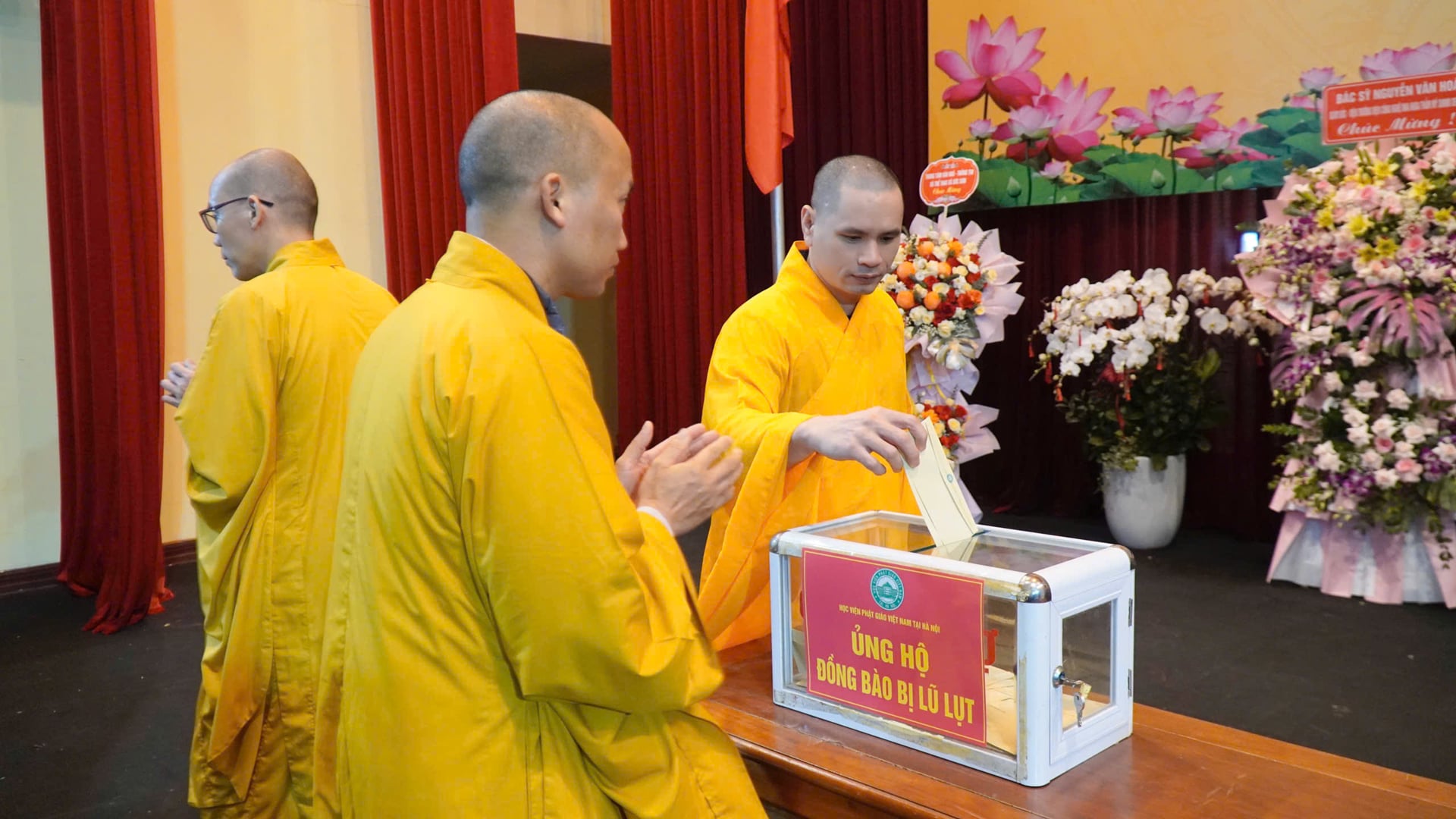 Tăng Ni sinh Học viện PGVN tại Hà Nội hiến máu, ủng hộ lũ lụt 4