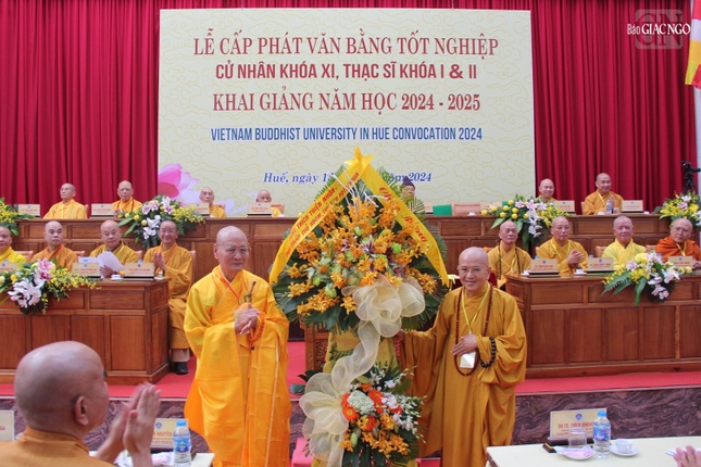 Lẵng hoa chúc mừng của Trưởng lão Hòa thượng Thích Thiện Nhơn, Phó Pháp chủ, Chủ tịch Hội đồng Trị sự kiêm Trưởng ban Tăng sự T.Ư