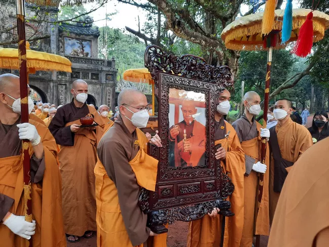 Hàng nghìn người đưa tiễn Thiền sư Thích Nhất Hạnh
