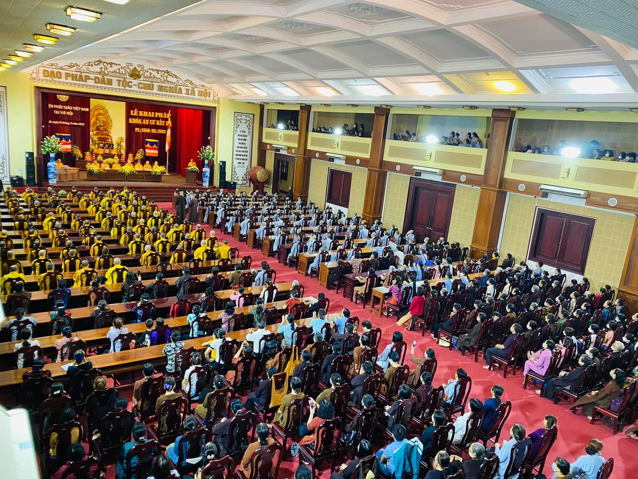 Hàng nghìn Phật tử về dự lễ Khai Pháp An cư Kết hạ tại Học viện Phật giáo Hà Nội.