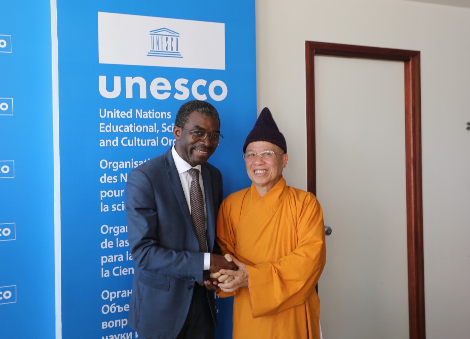 Pháp: Hòa thượng Thích Thanh Quyết làm việc với Tổng Giám đốc Unesco