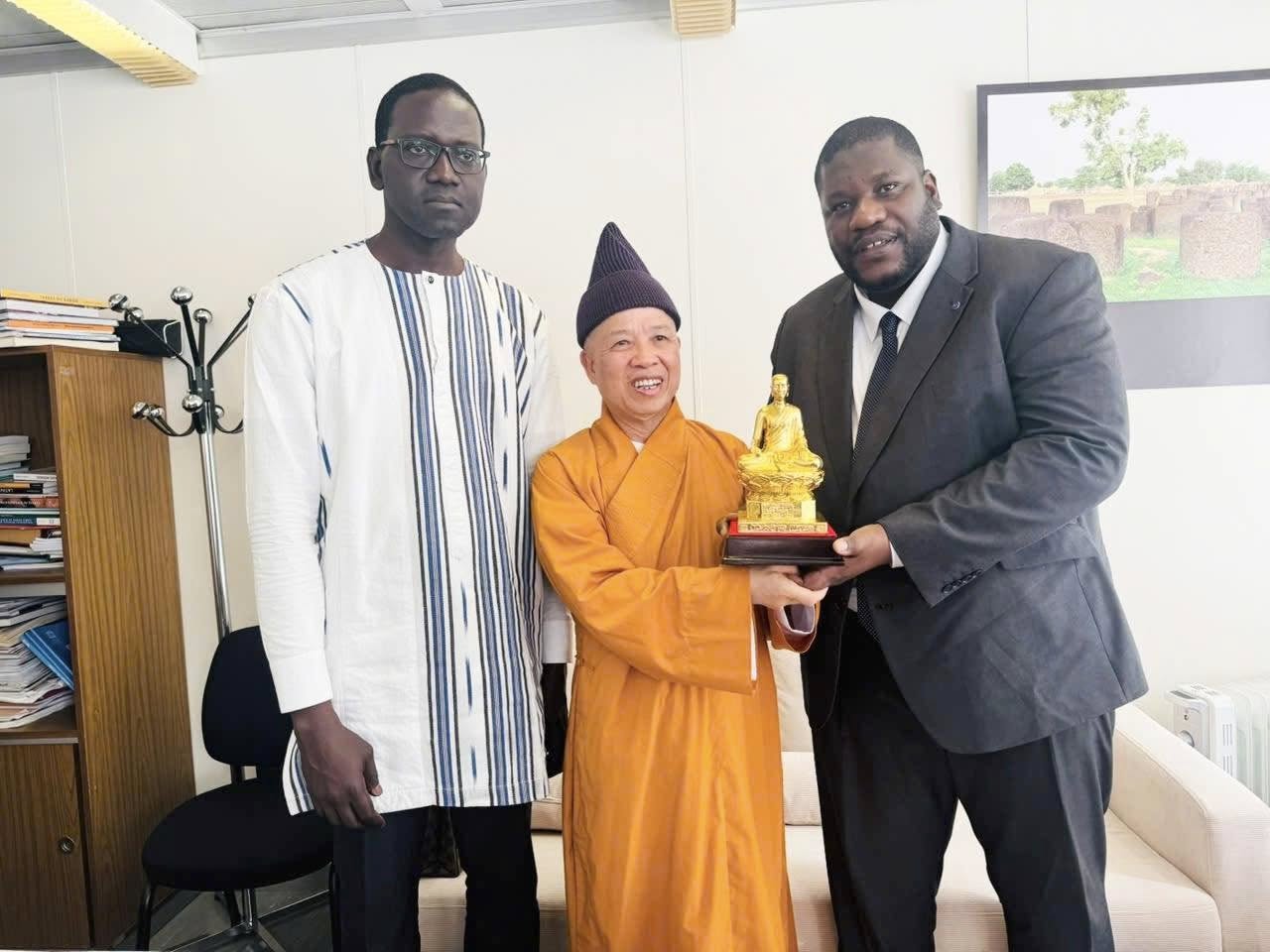 Pháp: Giới thiệu Quần thể di tích và danh thắng Yên Tử-Vĩnh Nghiêm-Côn Sơn, Kiếp Bạc với Đại sứ Rwanda, Đại biện Senegal.