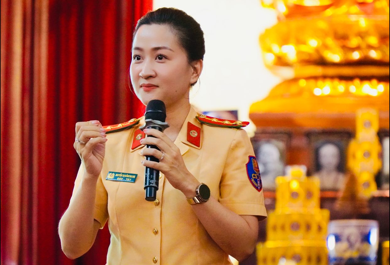 Học viện PGVN tại Hà Nội: Chia sẻ về kiến thức an toàn giao thông cho Tăng Ni sinh