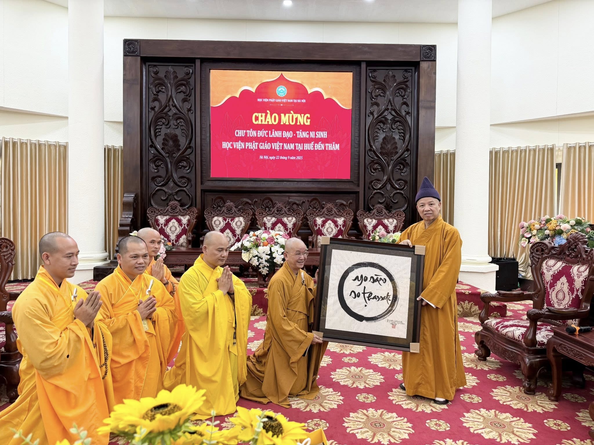 Đoàn Chư tôn đức Lãnh đạo –  Tăng Ni sinh Học viện PGVN tại Huế đến thăm Học viện.