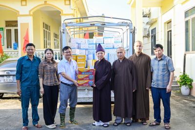 Hà Nội: Hòa thượng Thích Thanh Quyết thăm hỏi, động viên tại xã Trung Giã