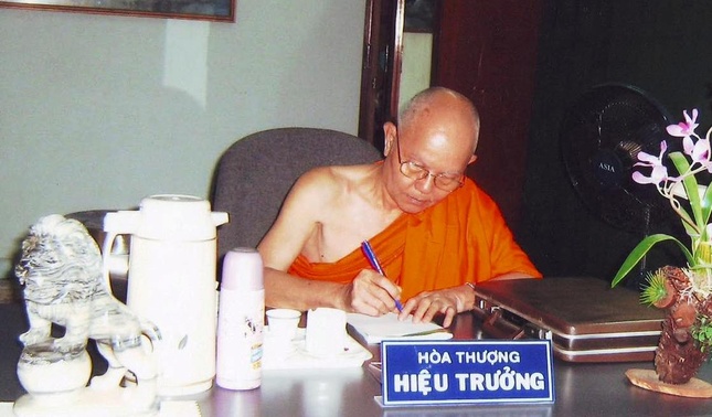 Trưởng lão Hòa thượng Thích Từ Thông được Ban Trị sự Thành hội Phật giáo bổ nhiệm Hiệu trưởng Trường Cơ bản Phật học TP.HCM (nay là Trường Trung cấp Phật học TP.HCM) từ lúc thành lập (1988) và đảm nhiệm chức vụ này cho đến ngày viên tịch