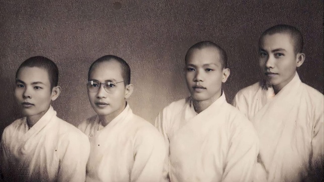 Trưởng lão Hòa thượng Thích Từ Thông với các đồng đạo Thiền Định, Huyền Vi, Thanh Từ thời thanh niên Tăng