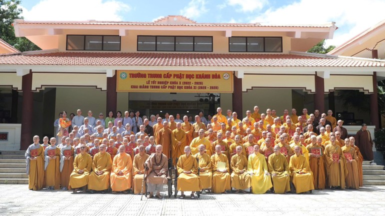 Khánh Hòa: Lễ tốt nghiệp khóa X, khai giảng Trung cấp Phật học khóa XI