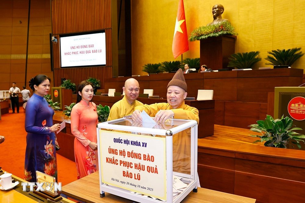 Đại biểu Quốc hội tham gia quyên góp ủng hộ đồng bào khắc phục hậu quả mưa bão