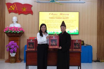 Ninh Bình: Hòa thượng Thích Thanh Quyết thăm và trao Tủ sách Phật Quang