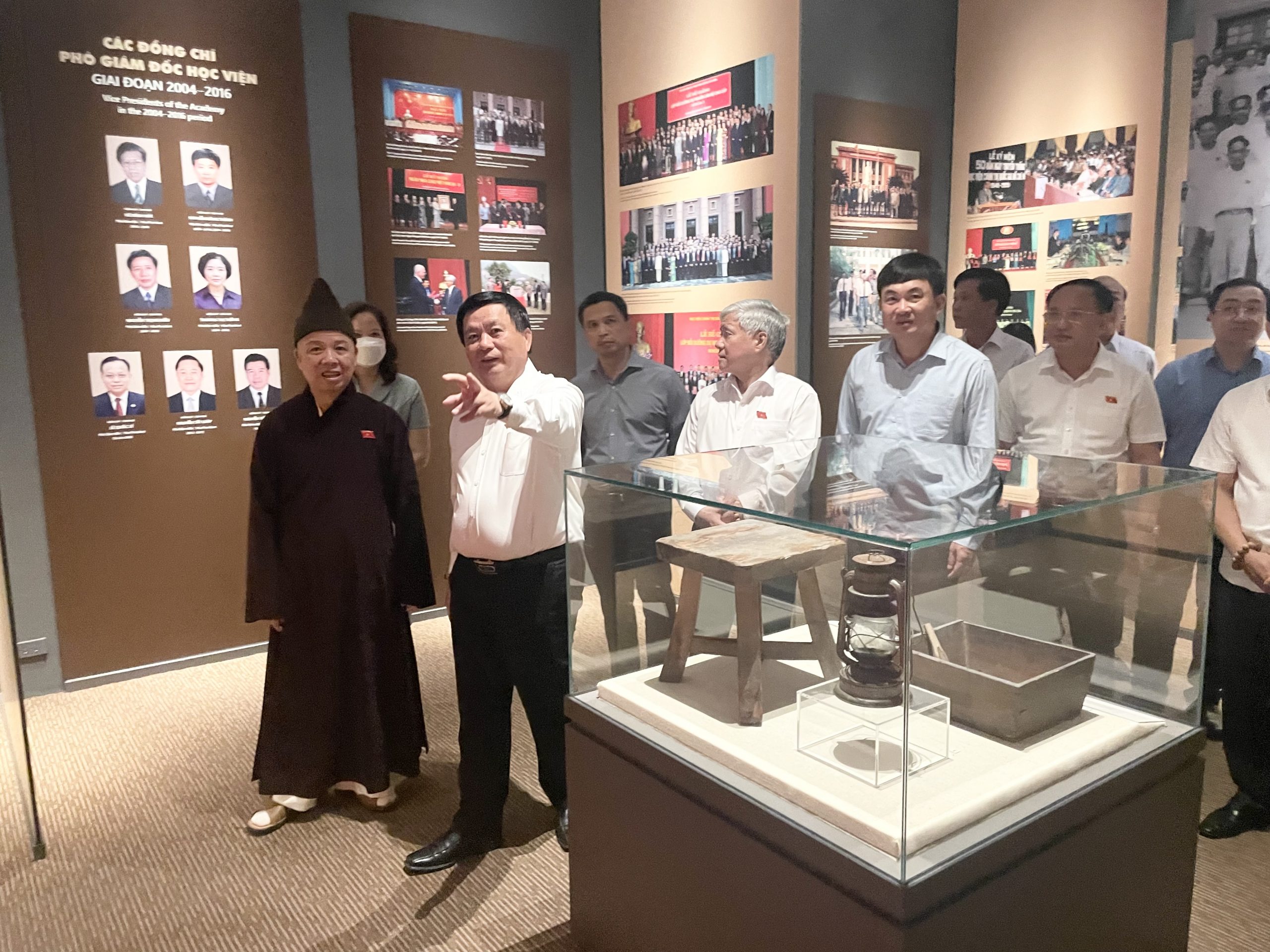 Hoà thượng Thích Thanh Quyết cùng đoàn Quốc hội Quảng Ninh, Nghệ An thăm Học viện Chính trị Hồ Chí Minh