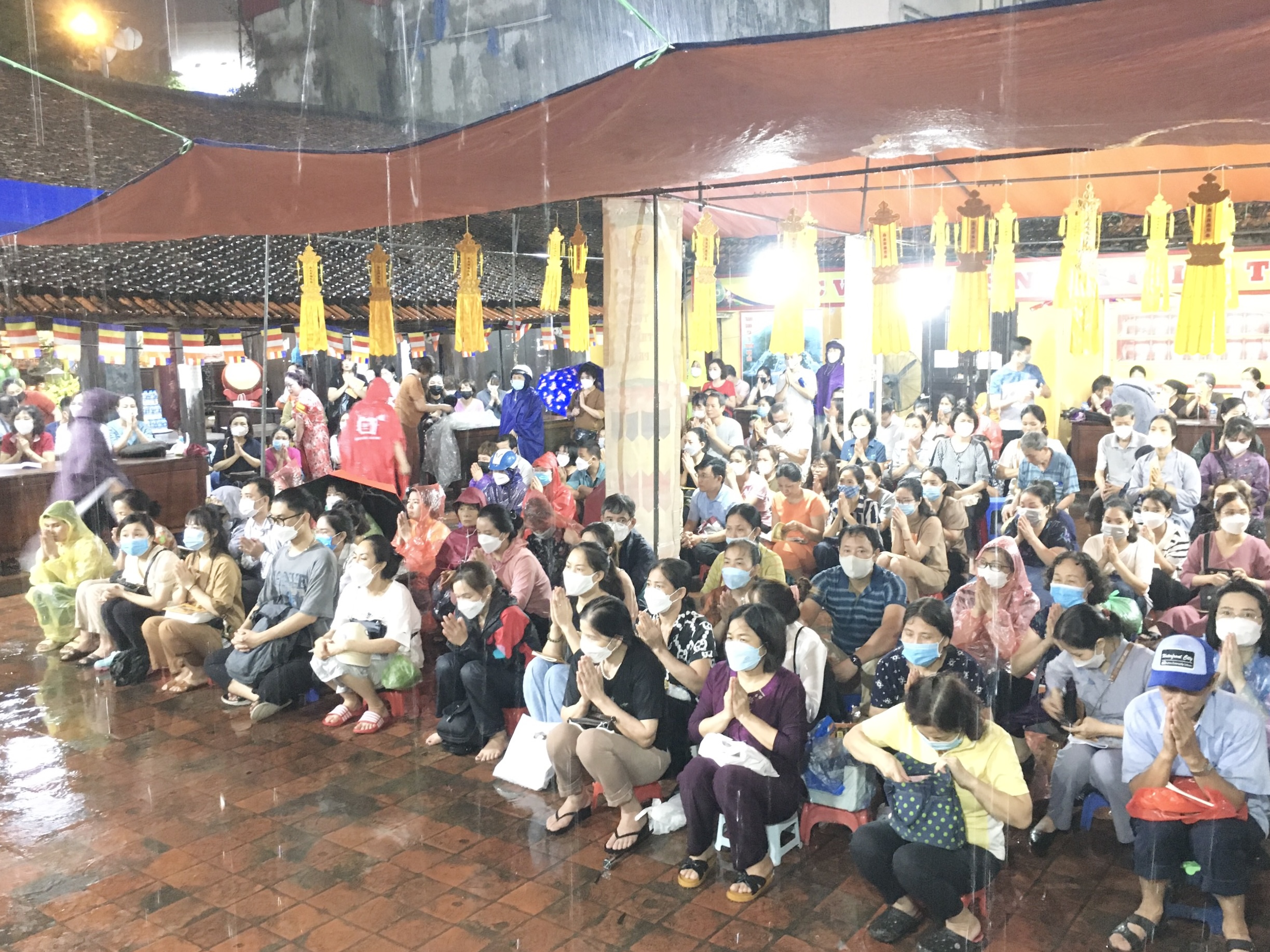 Hàng nghìn người đội mưa dự lễ Vu lan tại Tổ Đình Phúc Khánh