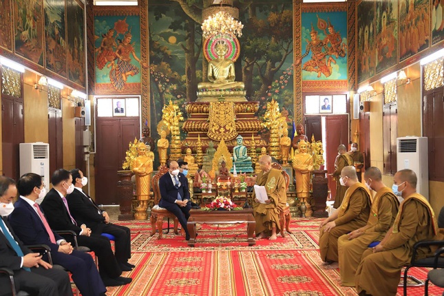 Chủ tịch nước Nguyễn Xuân Phúc thăm hai vị Đại Tăng thống ở đất nước Chùa Tháp ảnh 3