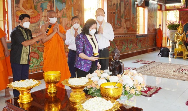 Ban Dân vận Trung ương chúc Tết cổ truyền đến chư Tăng, Phật tử Khmer tại TP.HCM ảnh 7