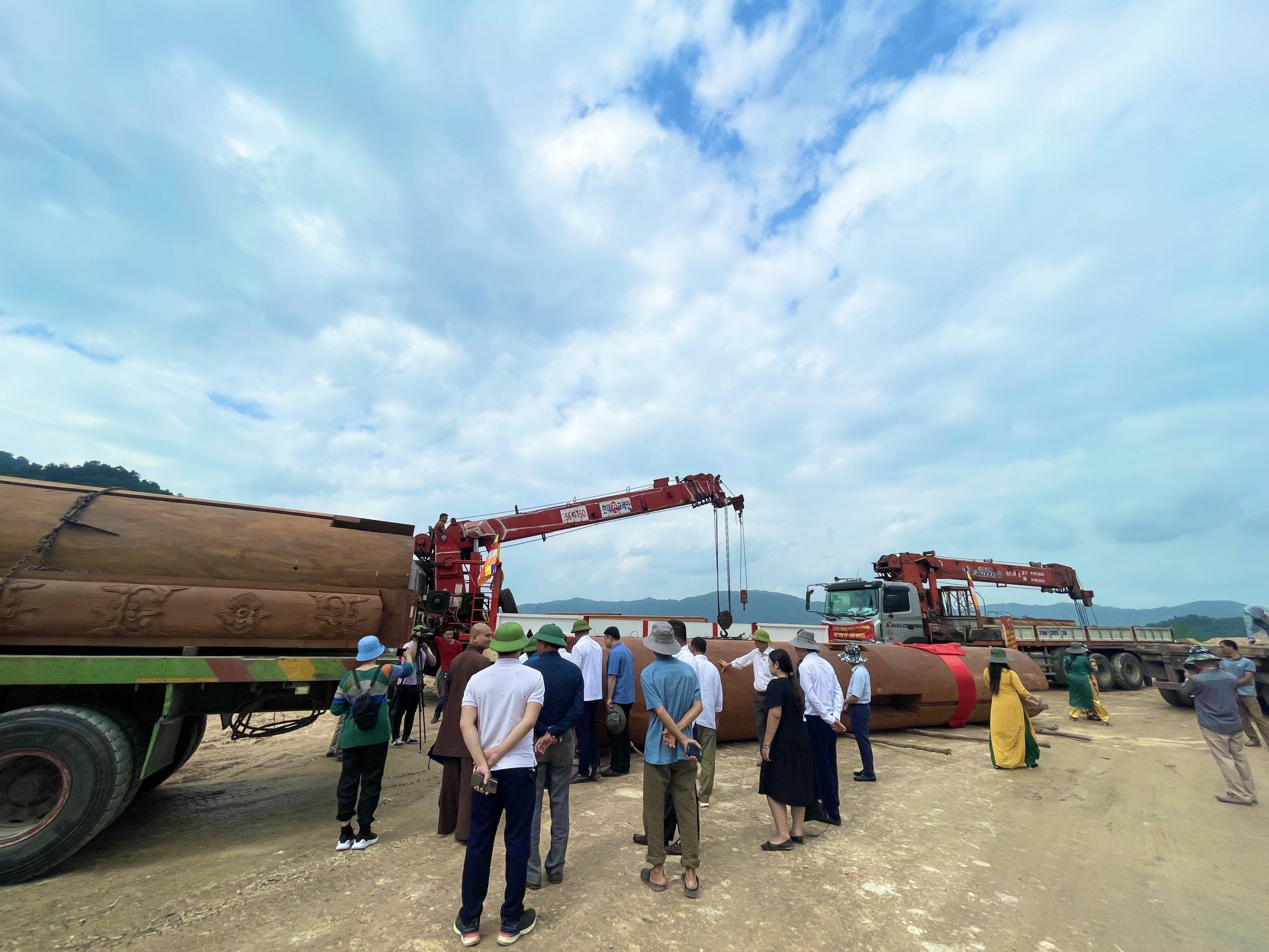 Lễ rước gỗ xây dựng Tháp chuông – Chùa Tây Yên Tử