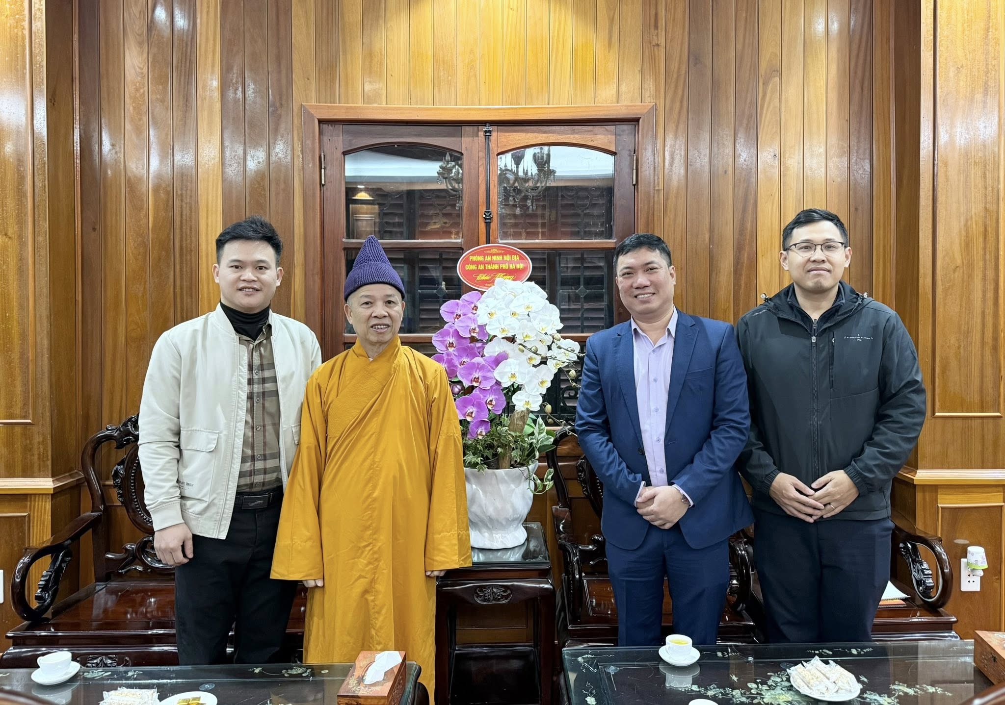 Phòng An ninh nội địa – Công An Hà Nội thăm và chúc Tết Hòa thượng Viện trưởng Thích Thanh Quyết