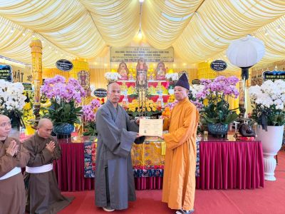 Hoà thượng Thích Thanh Quyết xúc động thắp hương và trao bằng tốt nghiệp sớm cho người học trò ưu tú.