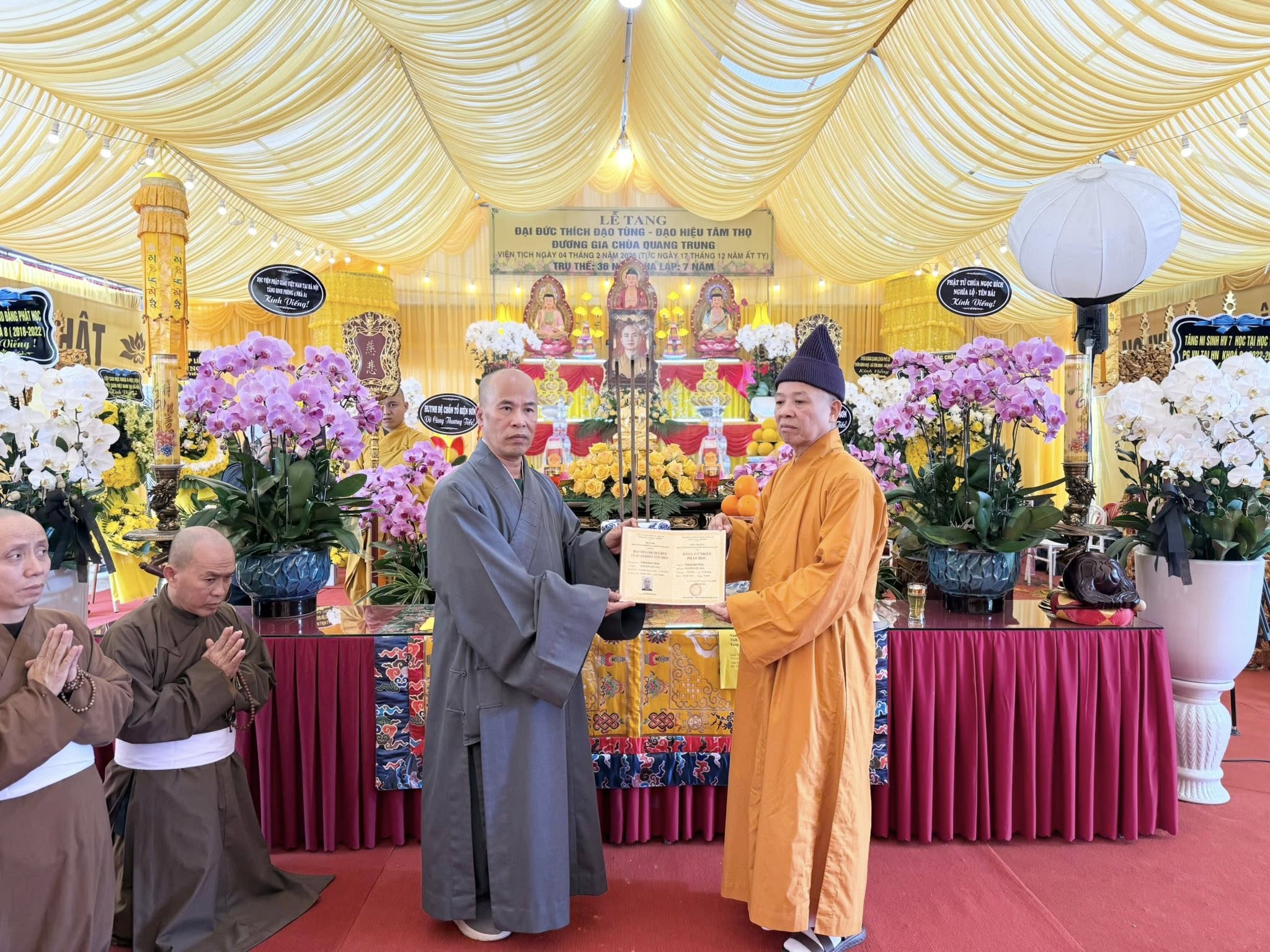 Hoà thượng Thích Thanh Quyết xúc động thắp hương và trao bằng tốt nghiệp sớm cho người học trò ưu tú.