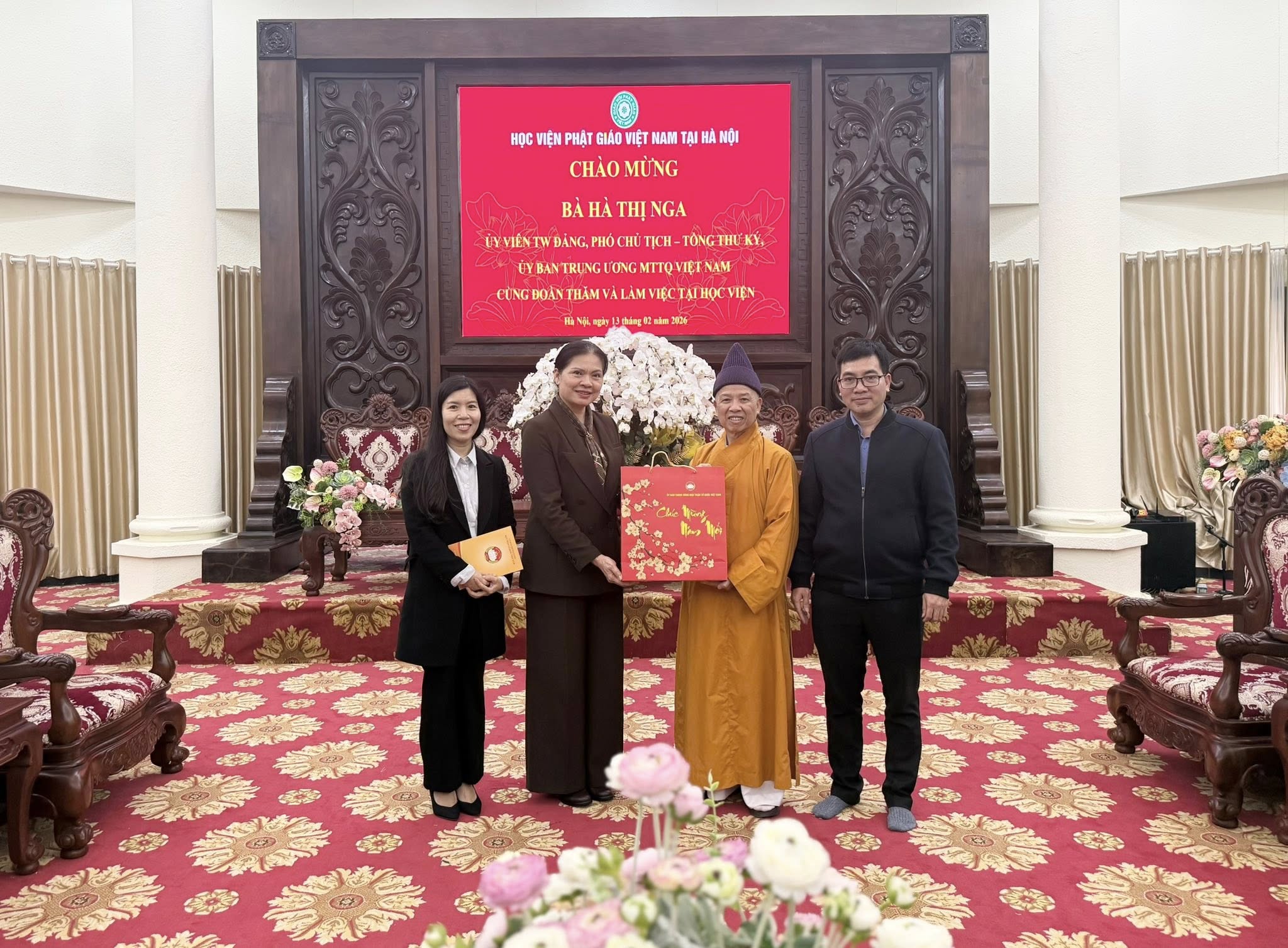 Phó Chủ tịch, Tổng Thư ký Uỷ ban Trung ương Mặt trận Tổ quốc Việt Nam đến thăm và chúc Tết Hoà thượng Thích Thanh Quyết.