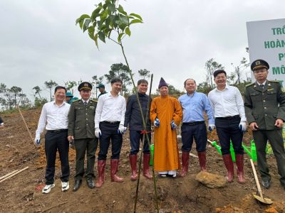Hoà thượng Thích Thanh Quyết cùng Lãnh đạo tỉnh Quảng Ninh dự Lễ phát động “Tết trồng cây, đời đời nhớ ơn Bác Hồ”.