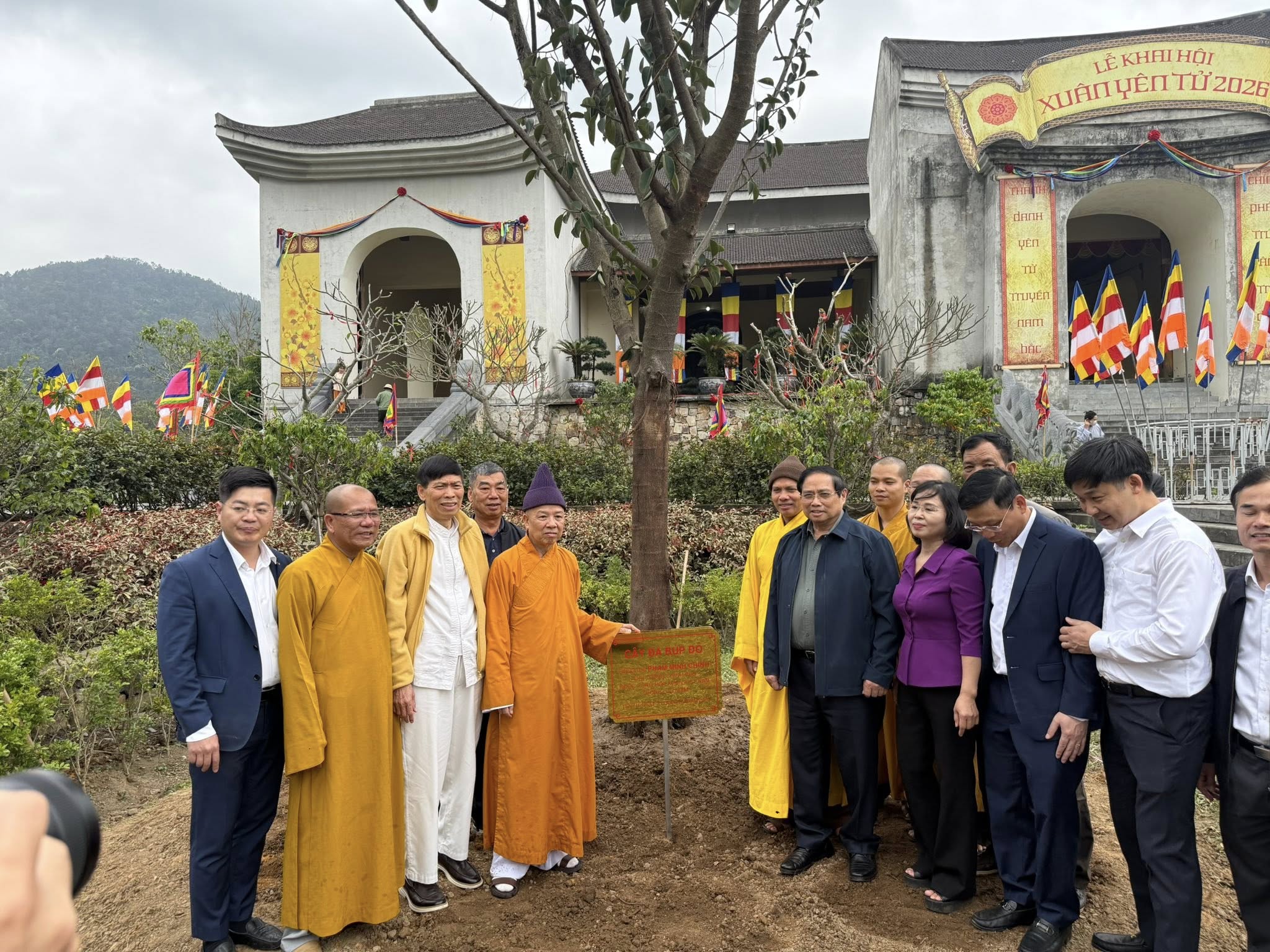 Quảng Ninh: Thủ tướng Phạm Minh Chính và Hoà thượng Thích Thanh Quyết về trồng cây tại Yên Tử