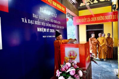 GẦN 500 TĂNG NI SINH HỌC VIỆN PHẬT GIÁO VN TẠI HÀ NỘI HĂNG HÁI THAM GIA BẦU CỬ