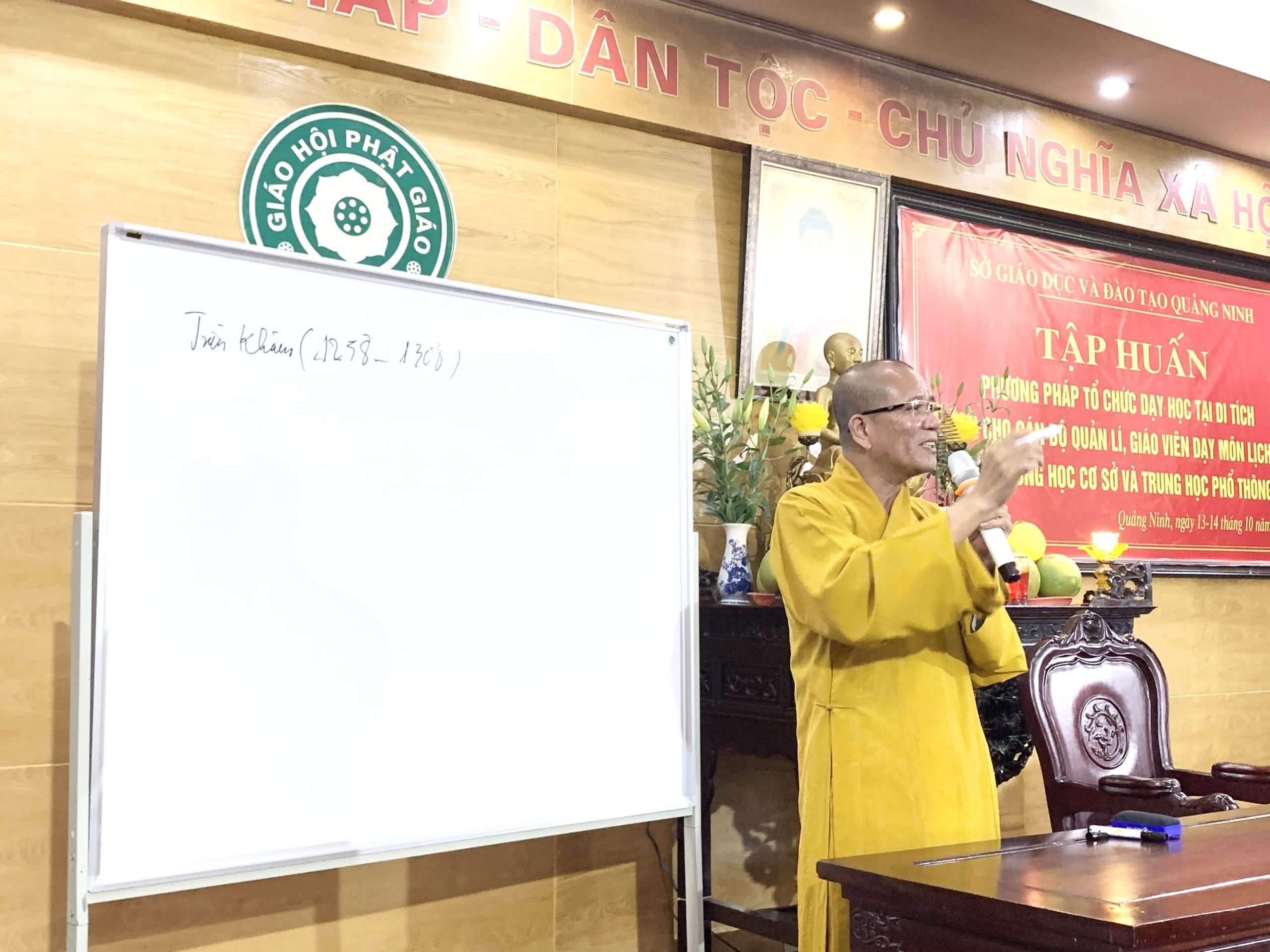 Thượng tọa Thích Đạo Hiển chia sẻ về cuộc đời và sự nghiệp Đức vua – Phật hoàng Trần Nhân Tông cho gần 200 cán bộ quản lý và các thầy cô giáo