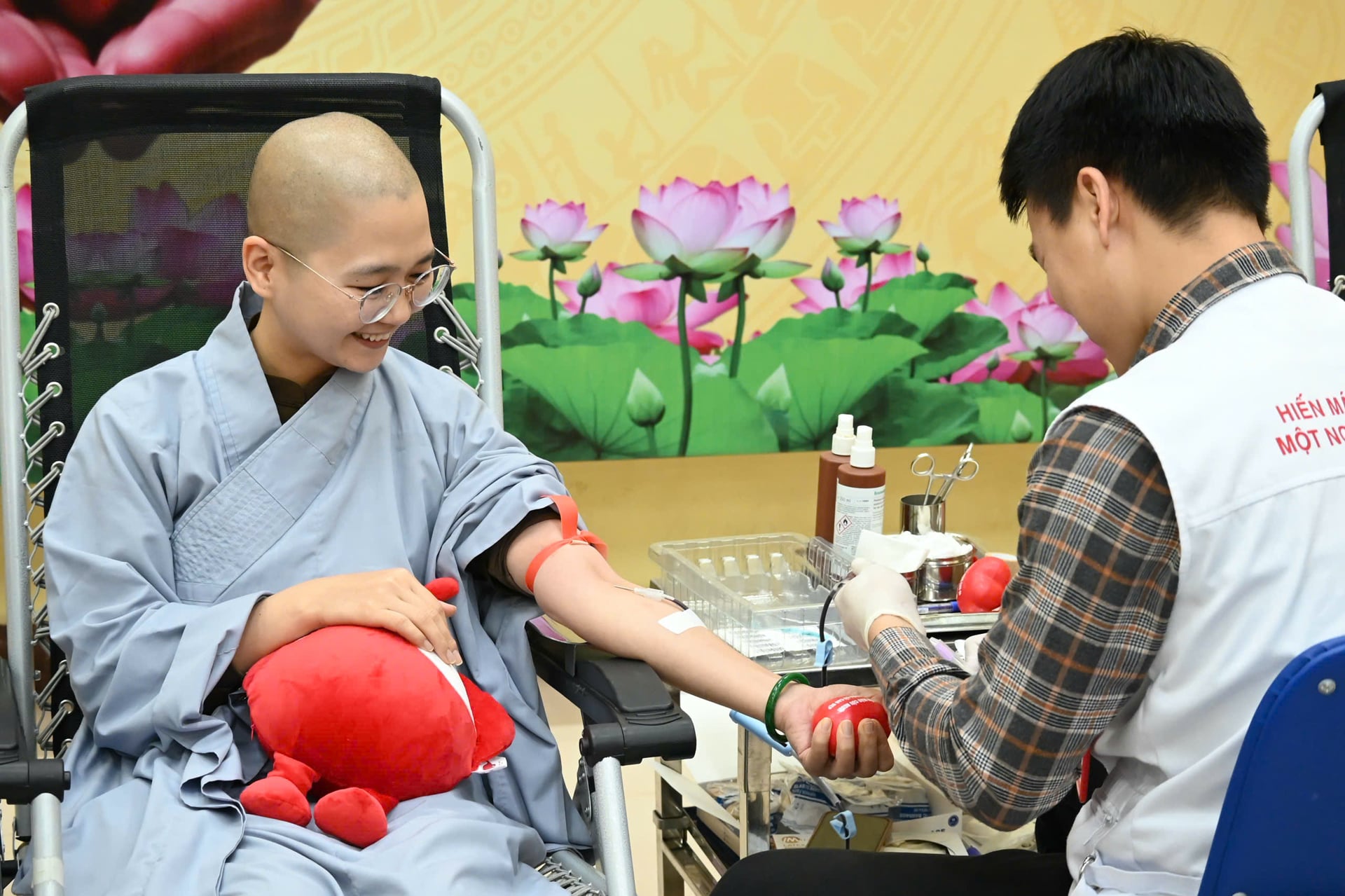 Tăng Ni sinh Học viện PGVN tại Hà Nội hiến máu, ủng hộ lũ lụt 7